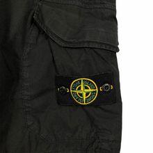 Load image into Gallery viewer, Stone Island Black Bermuda Cargo Shorts - W 34"